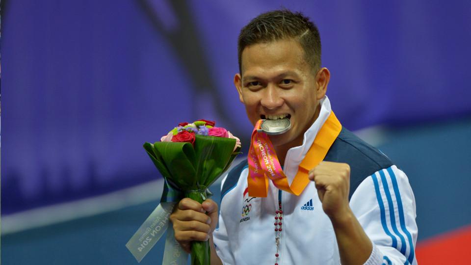 Fidelys Lolobua, Kamis (02/10/14), menambah pundi-pundi medali perak bagi kontingen Indonesia cabor karate nomor Kata perorangan putra. - INDOSPORT